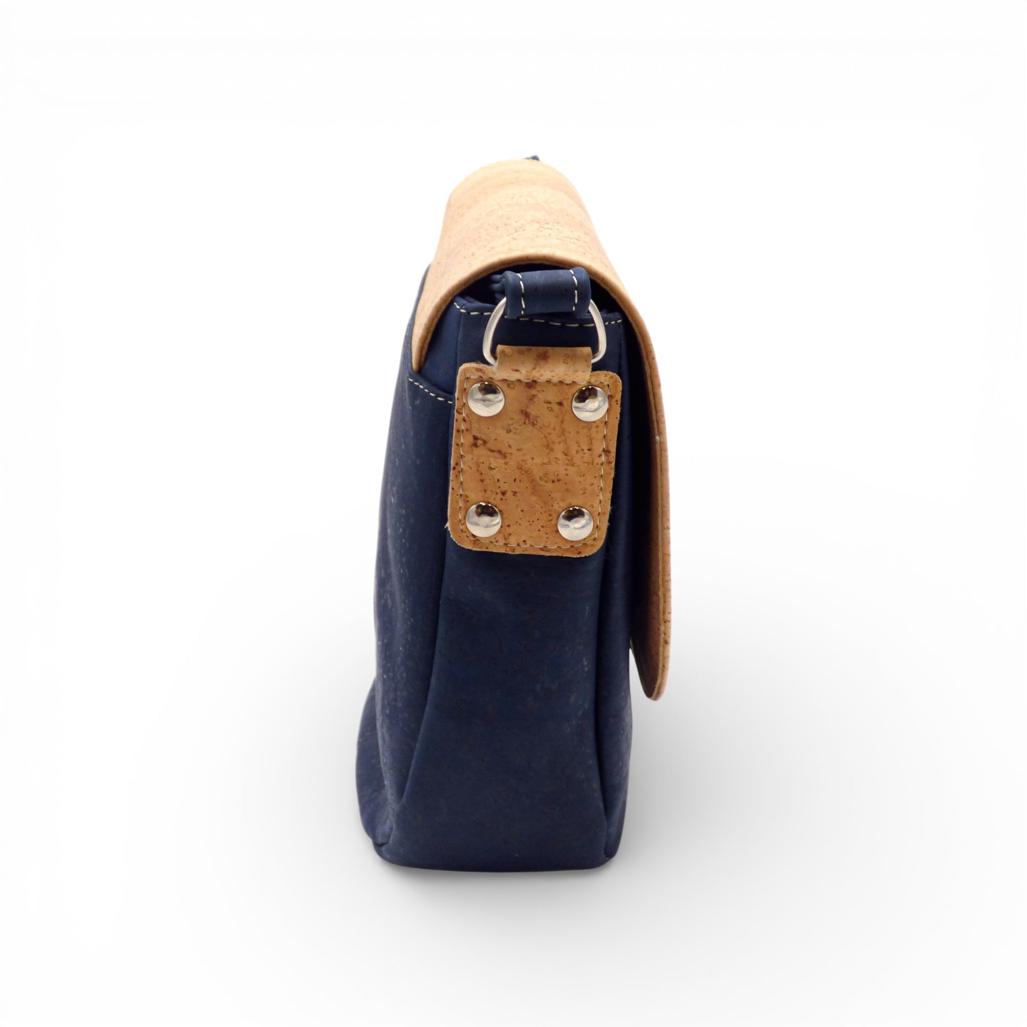 Profil d'un sac bandoulière bicolore en liège bleu nuit, patte rivetée métal blanchi — Amador Varum, Portugal