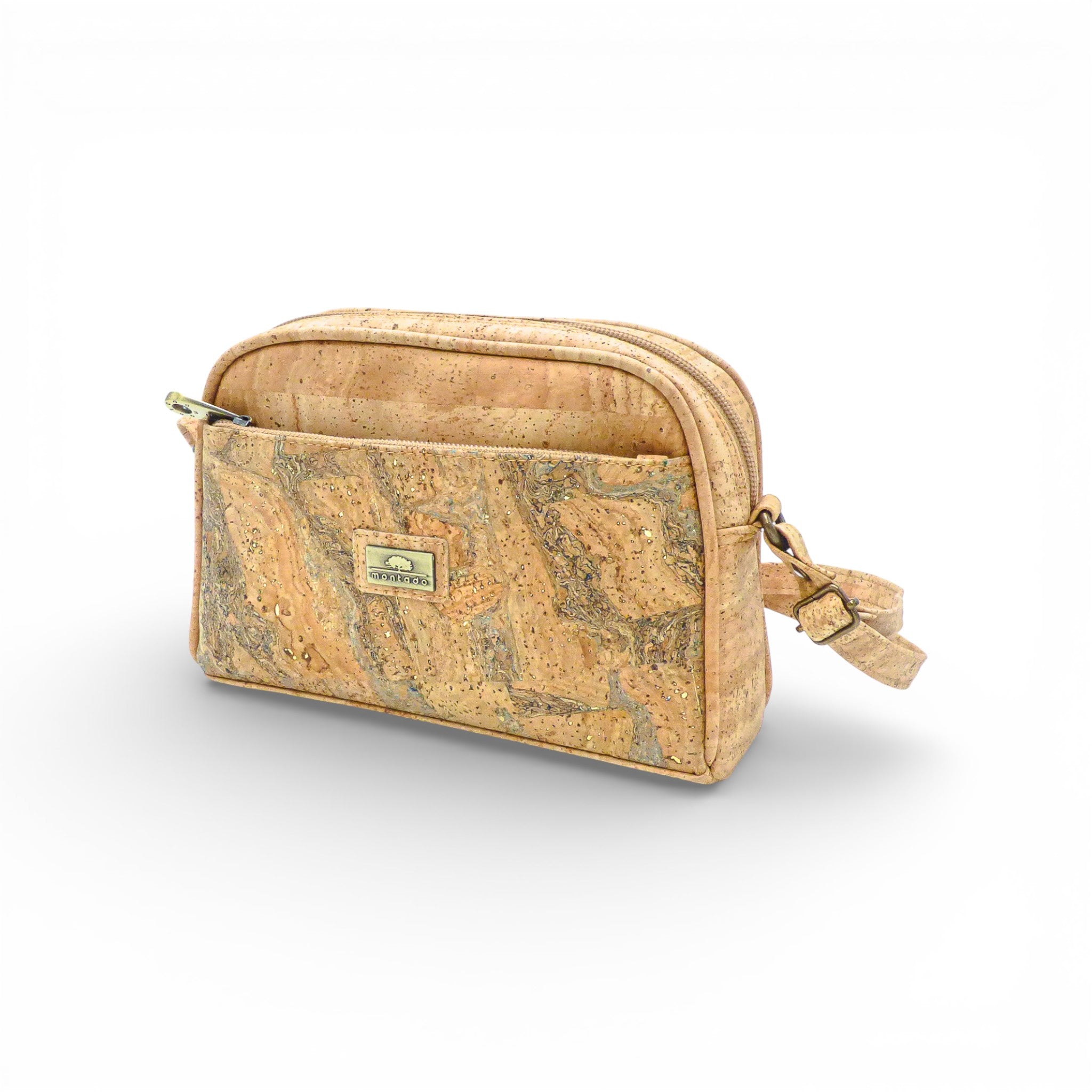 Sac bandoulière compact Montado en liège avec poche avant, couleur vert doré, sur fond neutre.