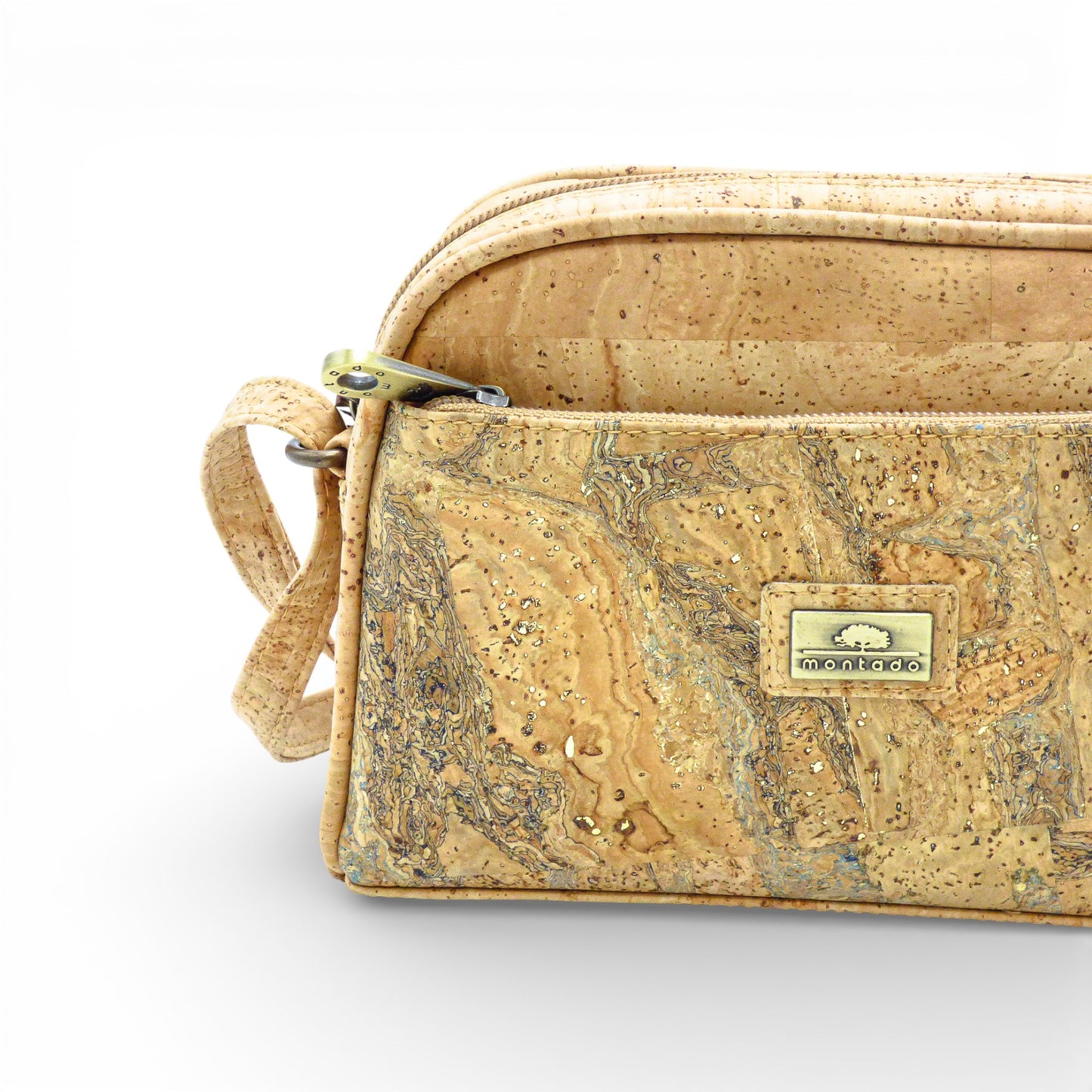 Sac bandoulière compact Montado en liège vert doré, avec une sangle ajustable et un design élégant.