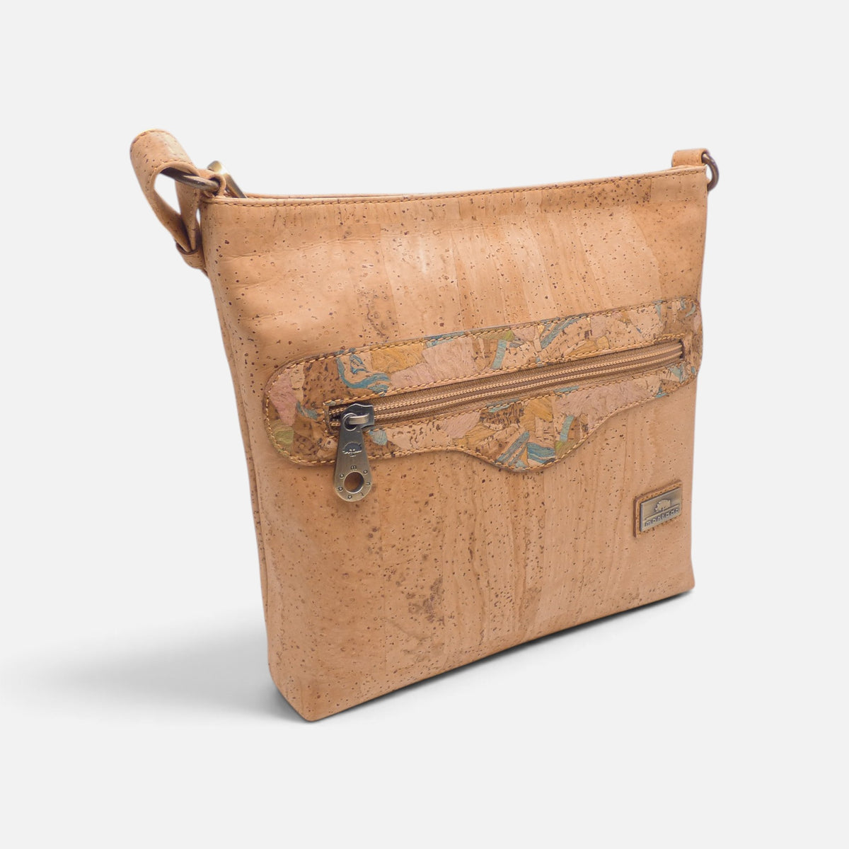 Sac plat en liège de trois quarts, poche avant à facettes pastel