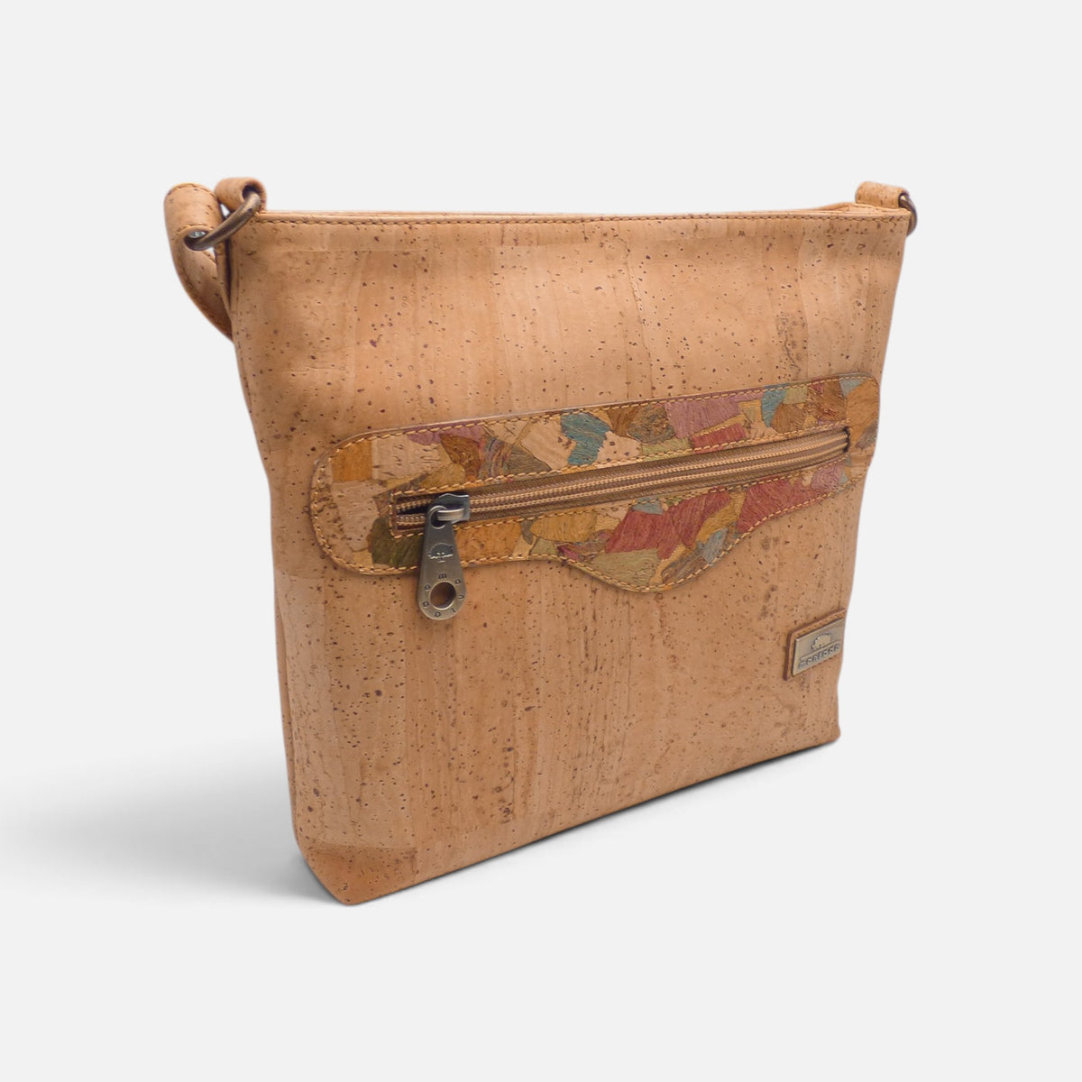 Sac plat en liège vu de trois quarts, poche zippée mosaïque colorée