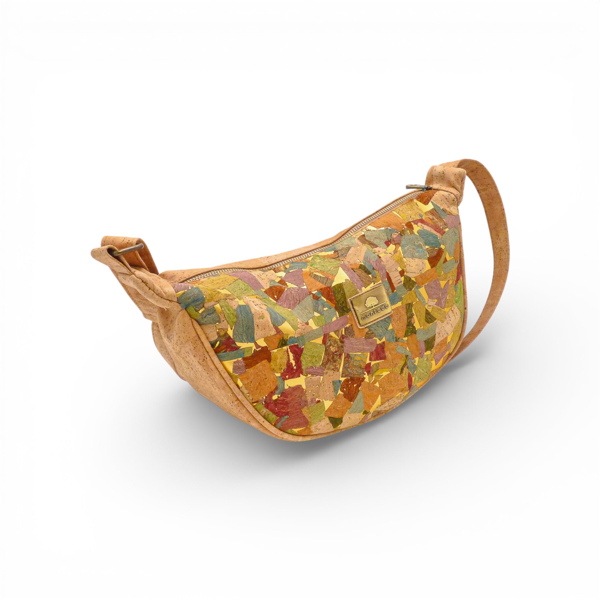 Sac banane évasé en liège Montado, style artistique, couleur naturelle, fermeture zippée, porté sur l'épaule.