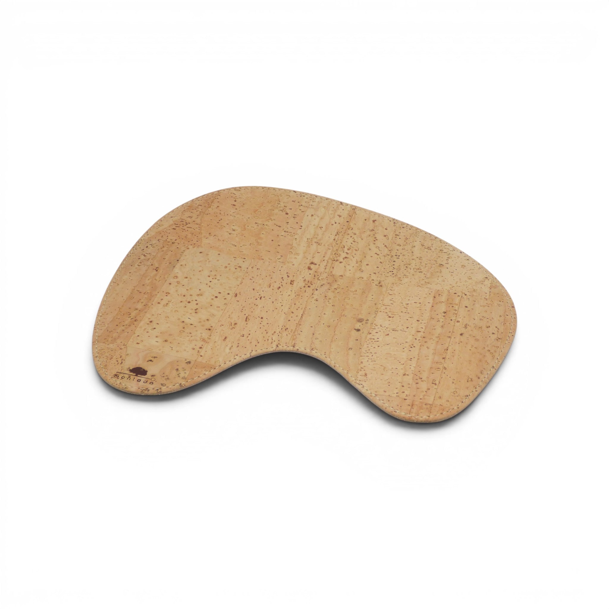 Détail vue latérale du tapis souris liège naturel, surface texturée et finitions précises