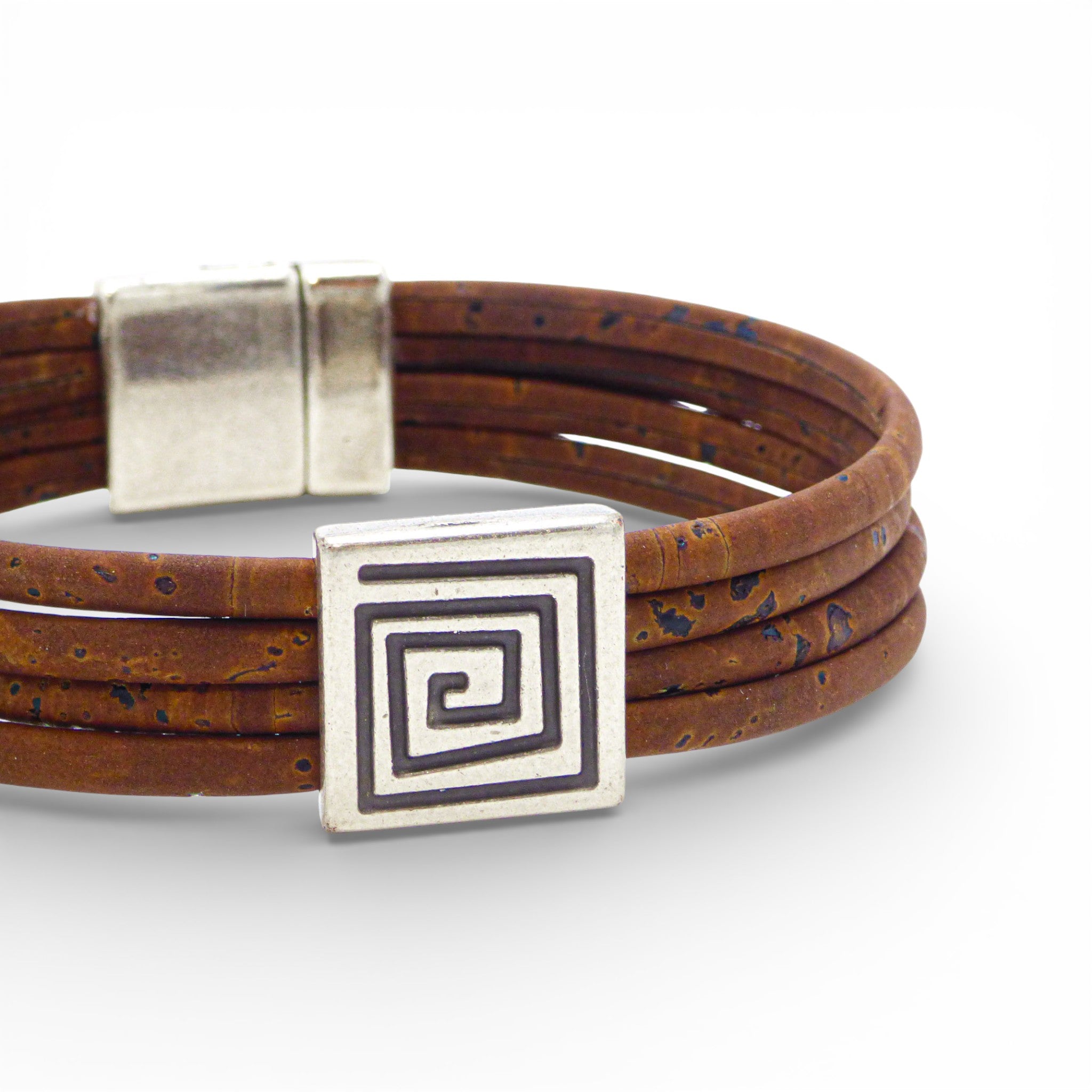Gros plan sur le charm grecque — bracelet multi-cordons liège brun Artipel, métal blanchi