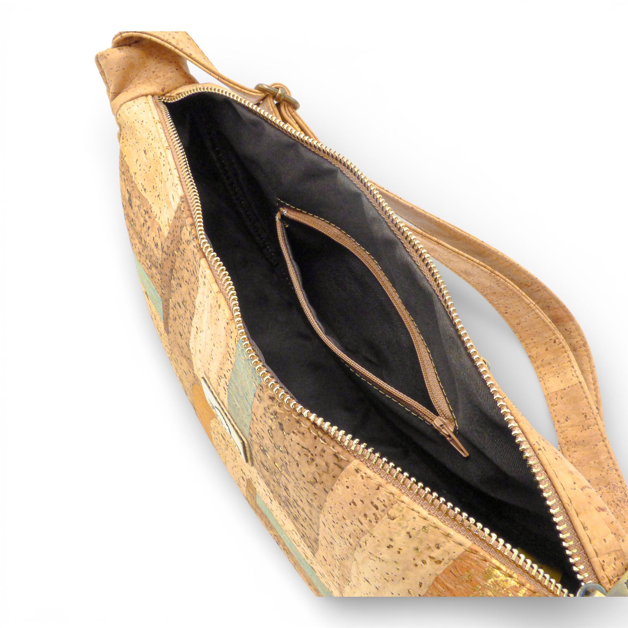 Intérieur ouvert du sac banane en liège — Montado, doublure noire, poche zippée interne, Portugal