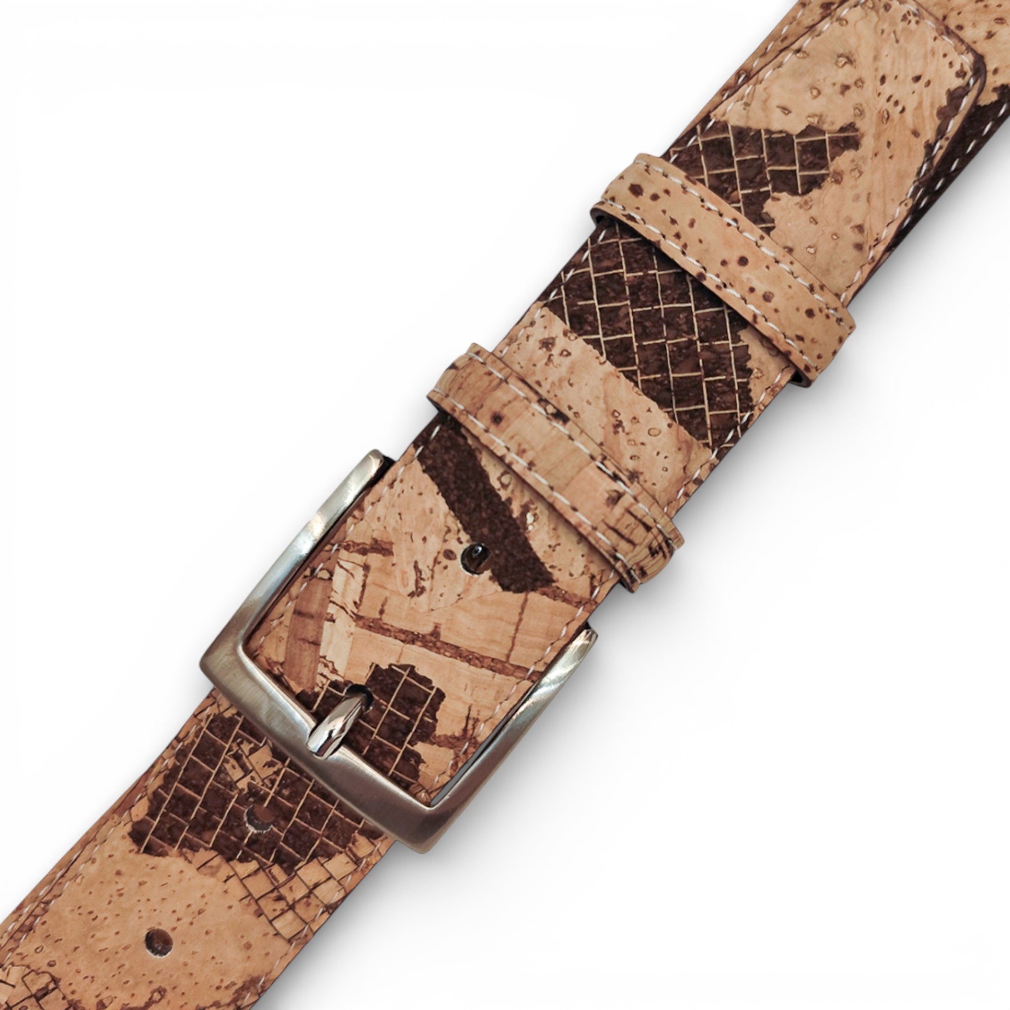 Gros plan boucle et liège rayé croisillon — ceinture TC Cortiça, métal argent, surpiqûre claire