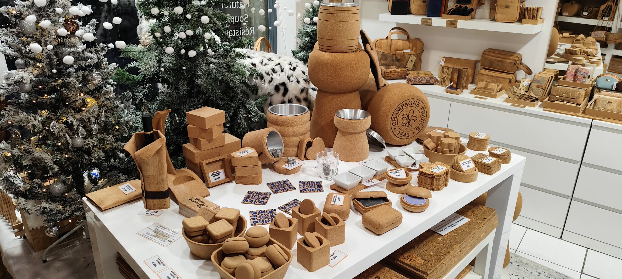 Table de cadeaux de Noël en liège dans la boutique de Pézenas, boîtes, dessous de verre et coffrets