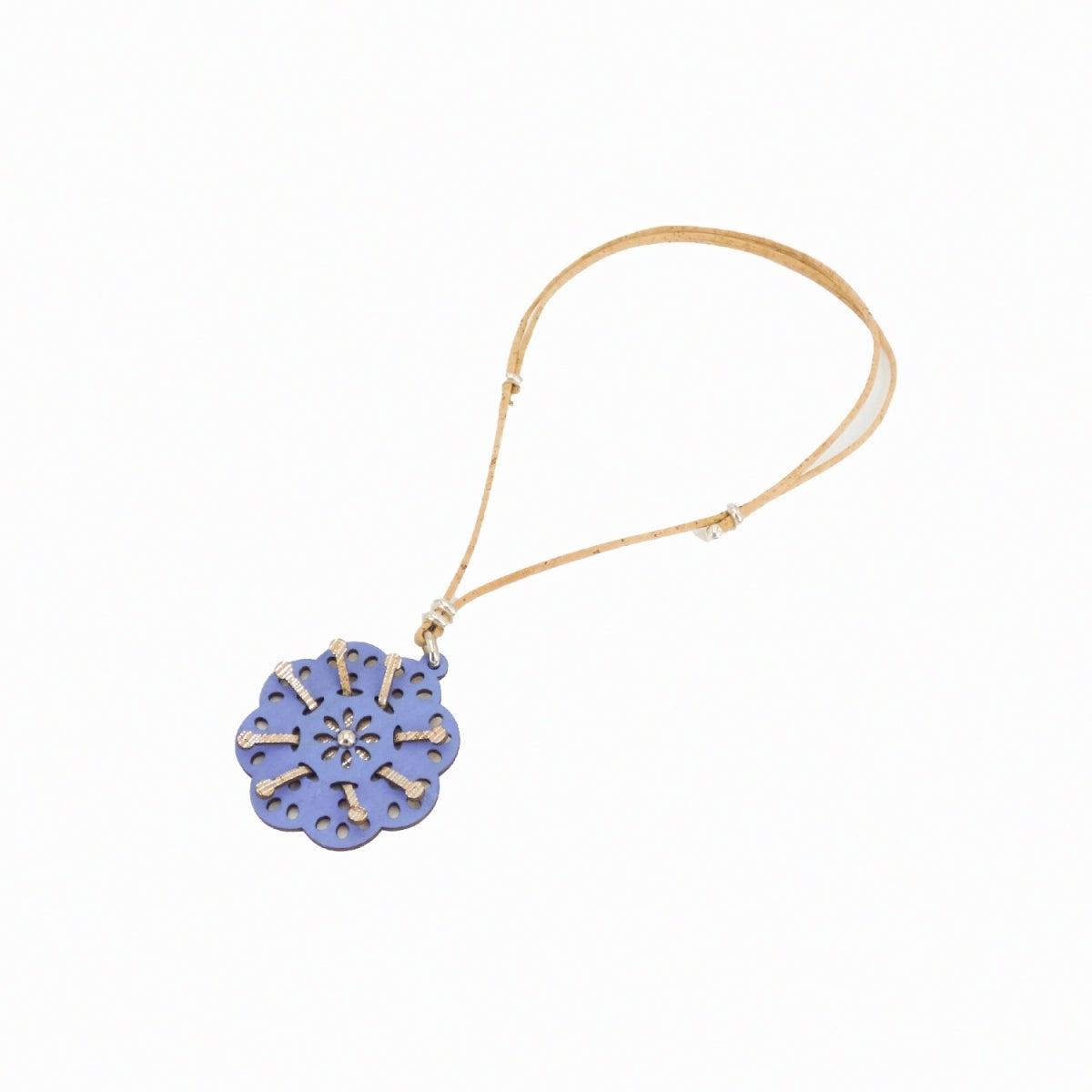 Pendentif fleur ajouré en liège bleu sur cordon — Artipel, motif floral découpé, Portugal