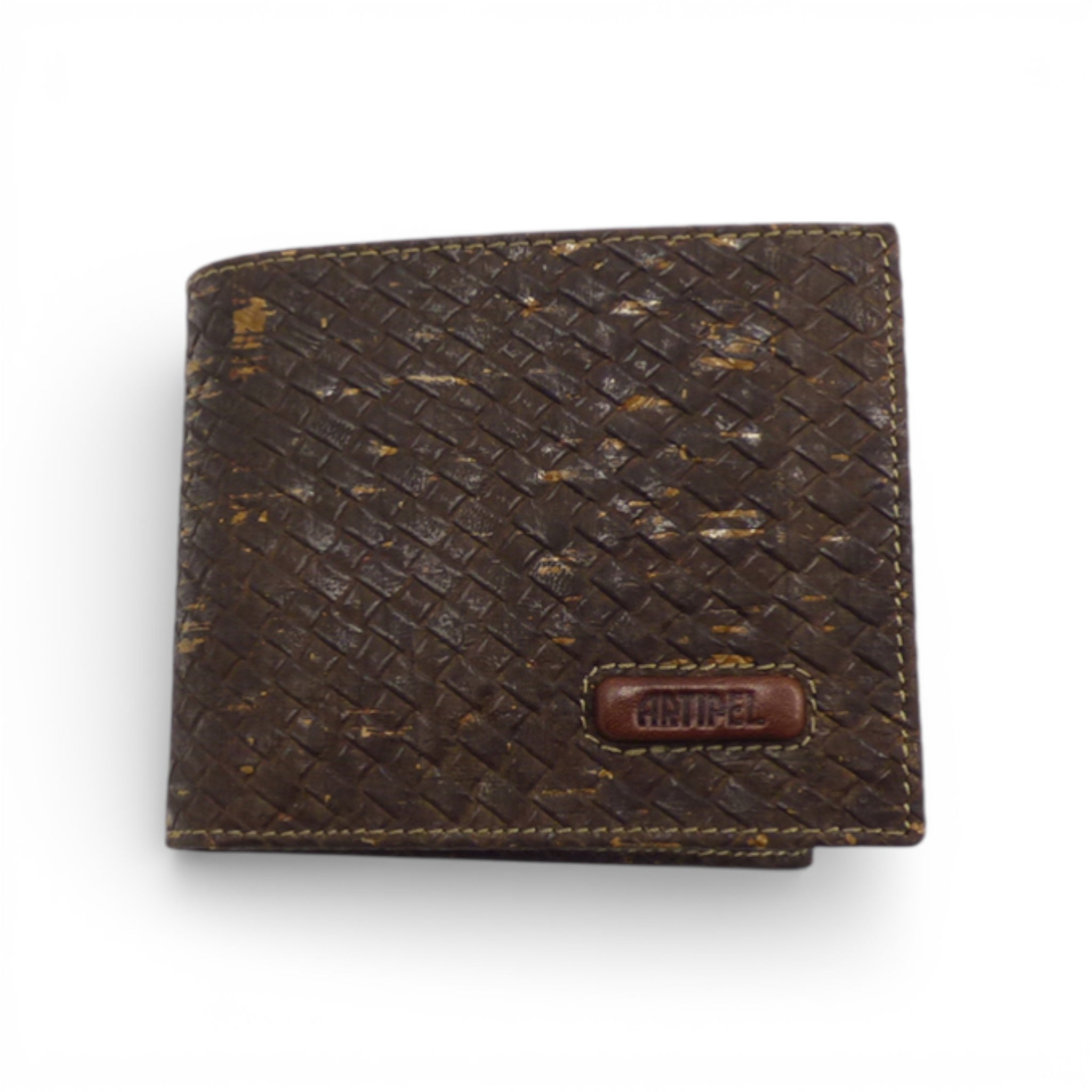 Compact "Tressé" cork wallet for men by Artipel, featuring a textured design and slim profile.