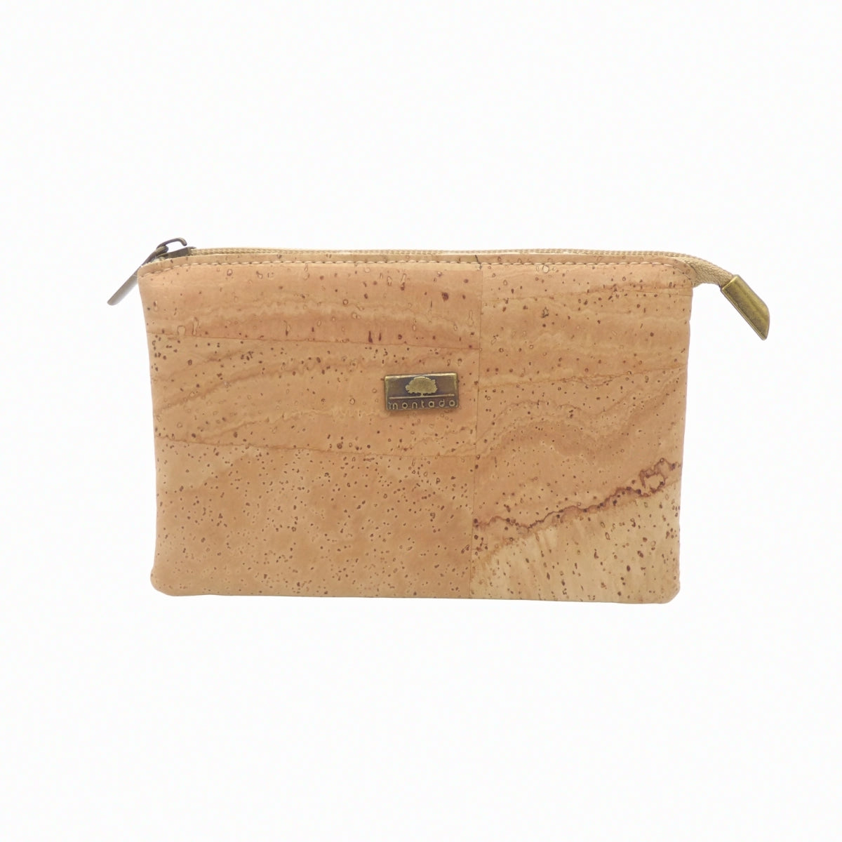 Pochette zippée en liège naturel uni — Montado, vue de face, plaque logo, Portugal