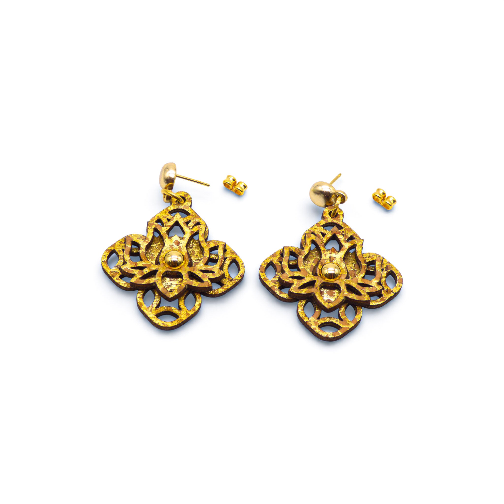 Boucles d'oreilles "Fleur Dorée" en liège, délicates fleurs dorées sur des supports légers, design élégant par Artipel.