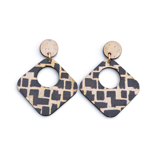 Boucles d'oreilles en liège Artipel, design géométrique losange noir et blanc, suspendues avec une finition élégante.