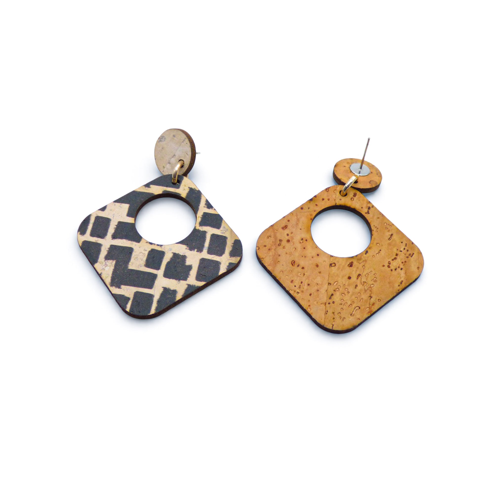 Boucles d'oreilles en liège "Losange Black & White" d'Artipel, avec design géométrique noir et blanc.