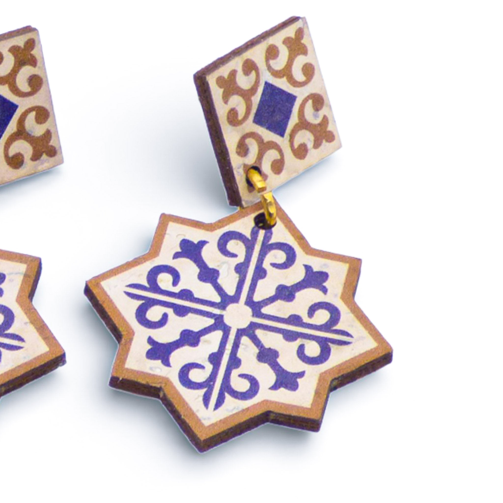 Boucles d'oreilles en liège "Lisbon Star" d'Artipel avec un design octogonal bleu et blanc.