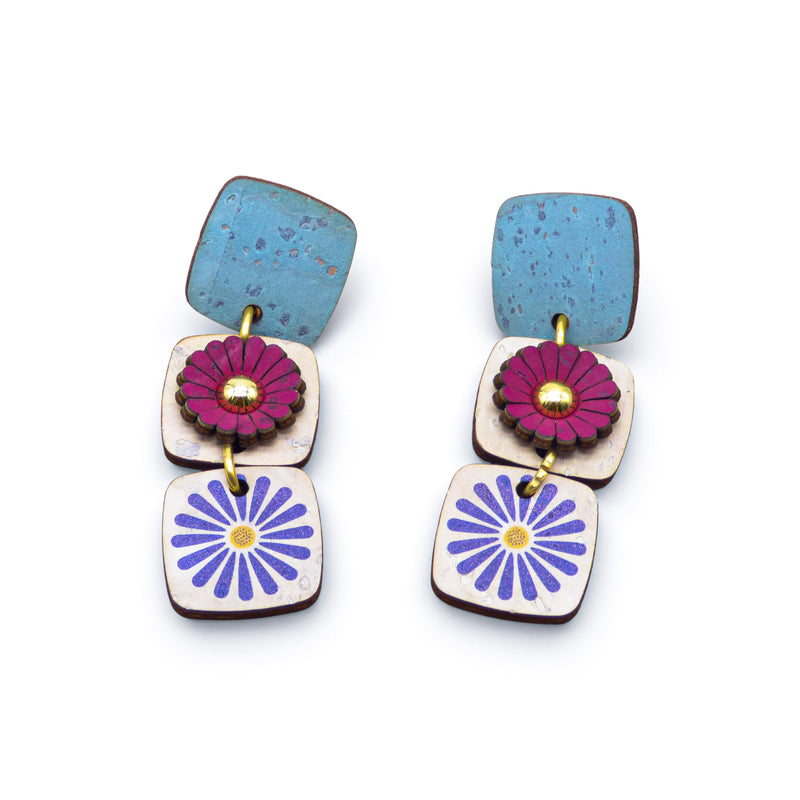 Boucles d'oreilles en liège à trois carrés turquoise, fleur fuchsia et marguerite lilas — Artipel, Portugal