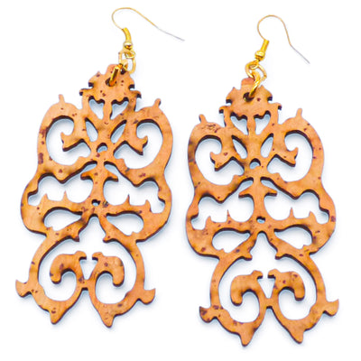 Boucles d'oreilles en liège Arabesque d'Artipel, pendantes, avec un design naturel et artistique.