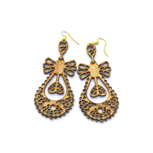 Boucles d'oreilles pendantes en liège "Volutes Élégantes" de la marque Artipel, affichant un design naturel et élégant.