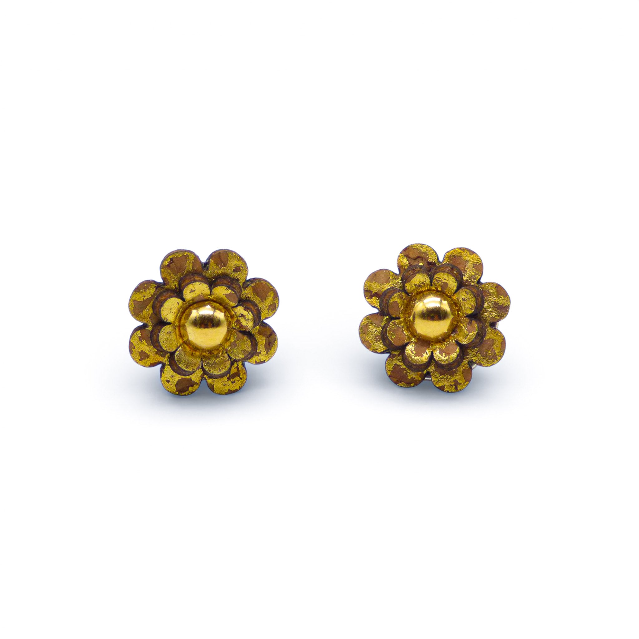 Boucles d'oreilles en liège doré en forme de fleur, modèle "Golden Flower" de la marque Artipel.