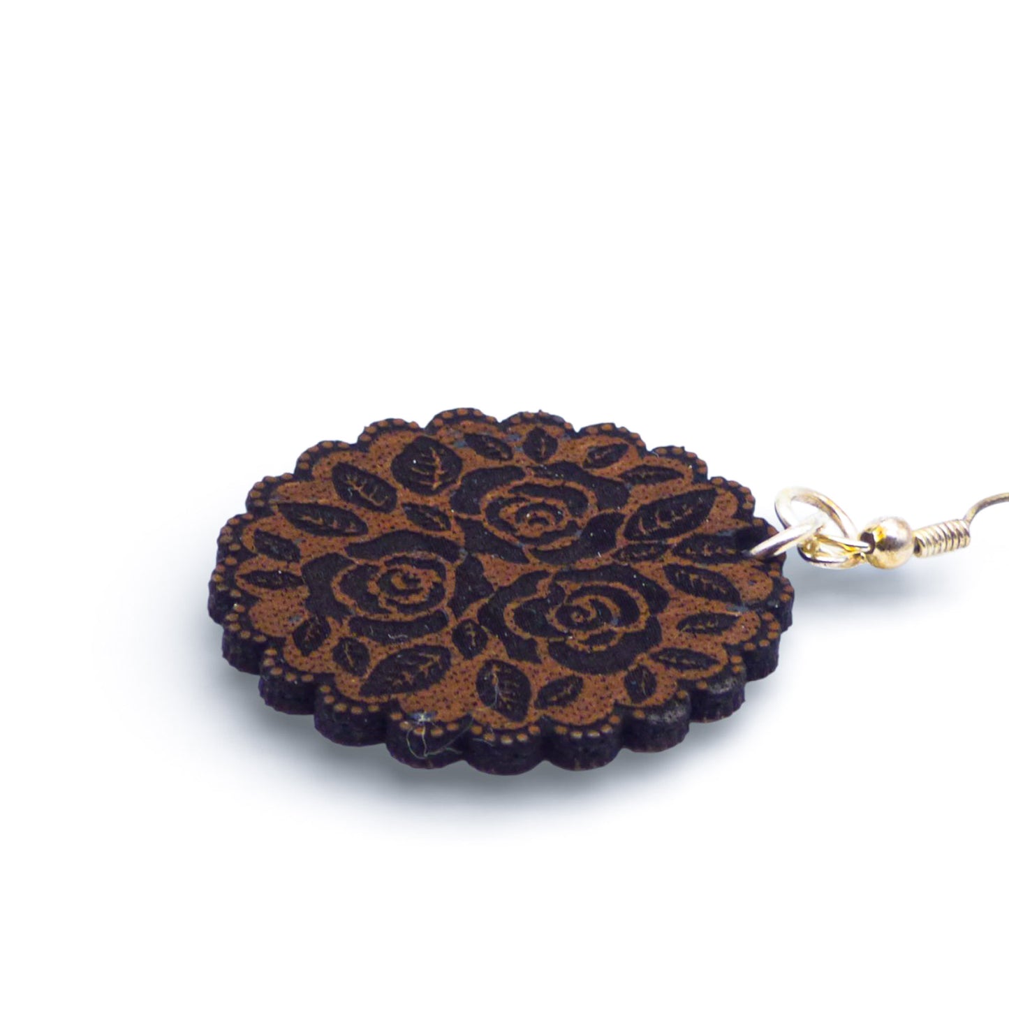 Boucles d'oreilles en liège Artipel avec motif de petites roses foncées et forme ronde marron.