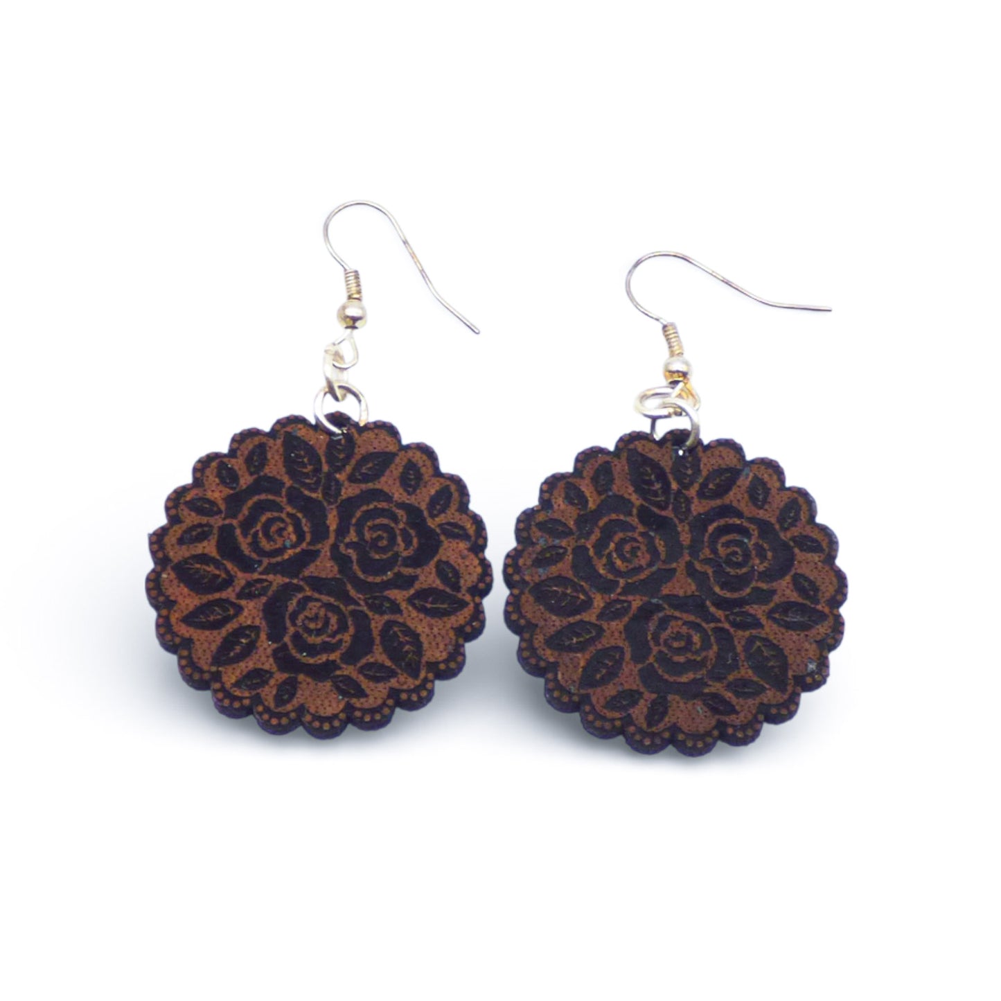 Boucles d'oreilles en liège rondes avec roses foncées, design artisanal par Artipel.