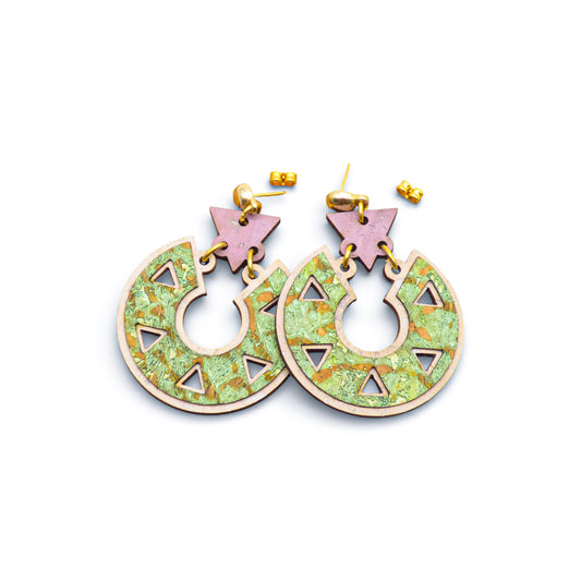 Boucles d'oreilles en liège vert et violet "Émeraude" de la marque Artipel, avec design rond et léger.