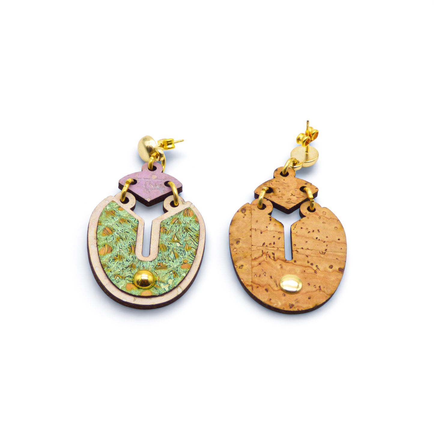 Boucles d'oreilles en liège "Scarabée" vert et violet d'Artipel, avec design original et textures naturelles.