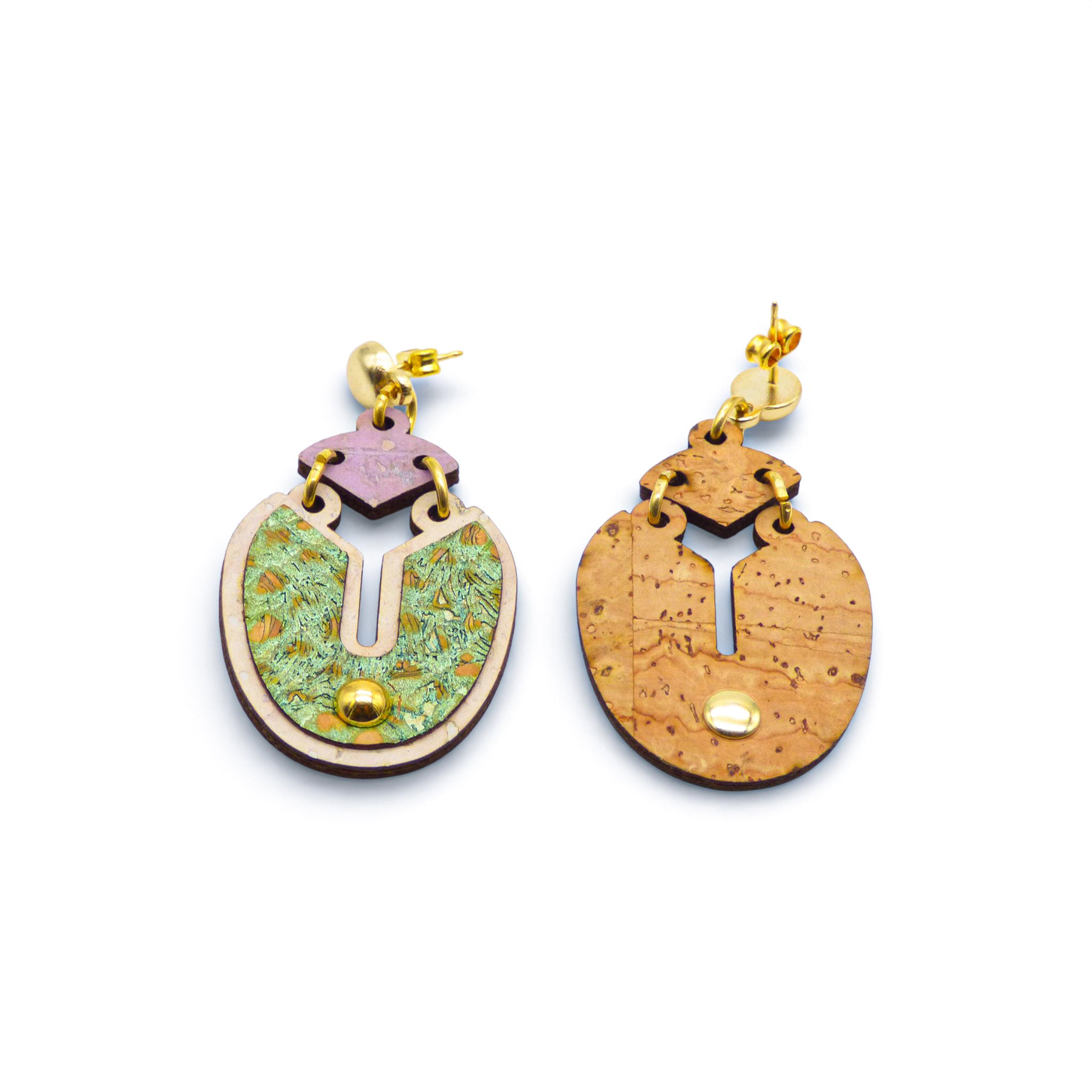 Boucles d'oreilles en liège "Scarabée" vert et violet d'Artipel, avec design original et textures naturelles.