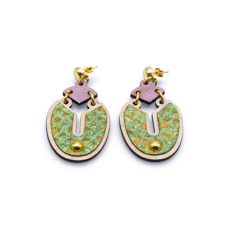Pendantes ovales en liège vert marbré or — Artipel, connecteur mauve, rivet doré, Portugal