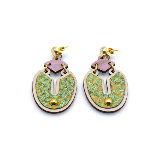 Boucles d'oreilles en liège "Scarabée" vert et violet, design unique de la marque Artipel.
