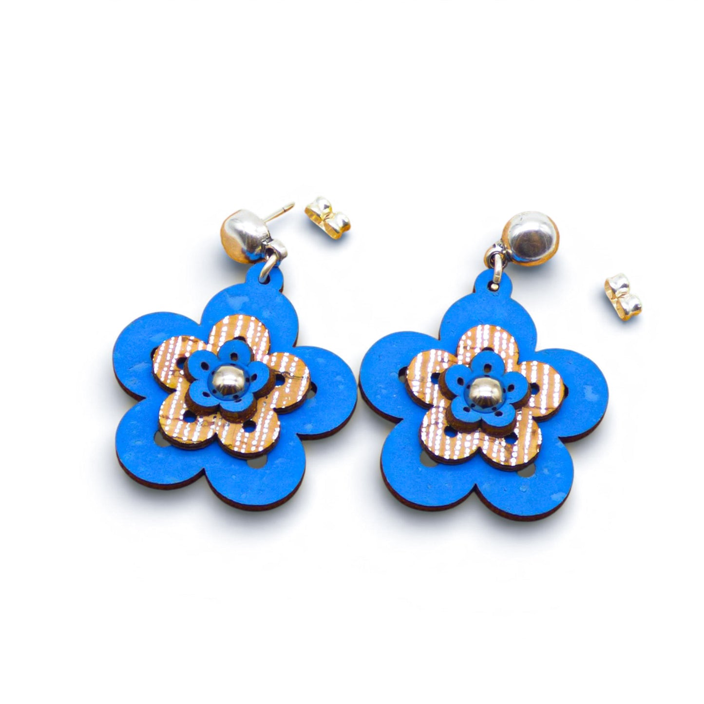 Boucles d'oreilles en liège "Fleur Bleu Argenté" d'Artipel, montrant une fleur stylisée en bleu et argent.