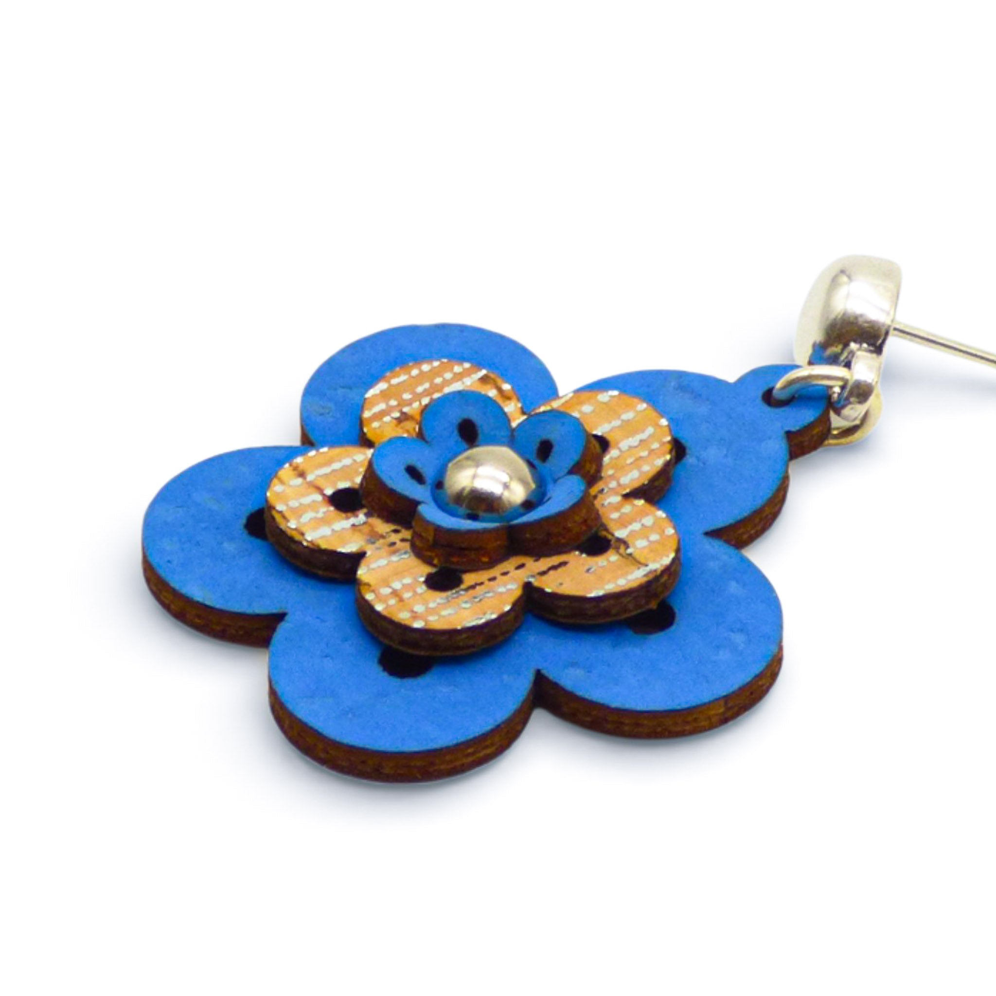 Boucle d'oreille fleur en liège bleu et naturel de trois-quarts — Artipel, bille argentée, Portugal