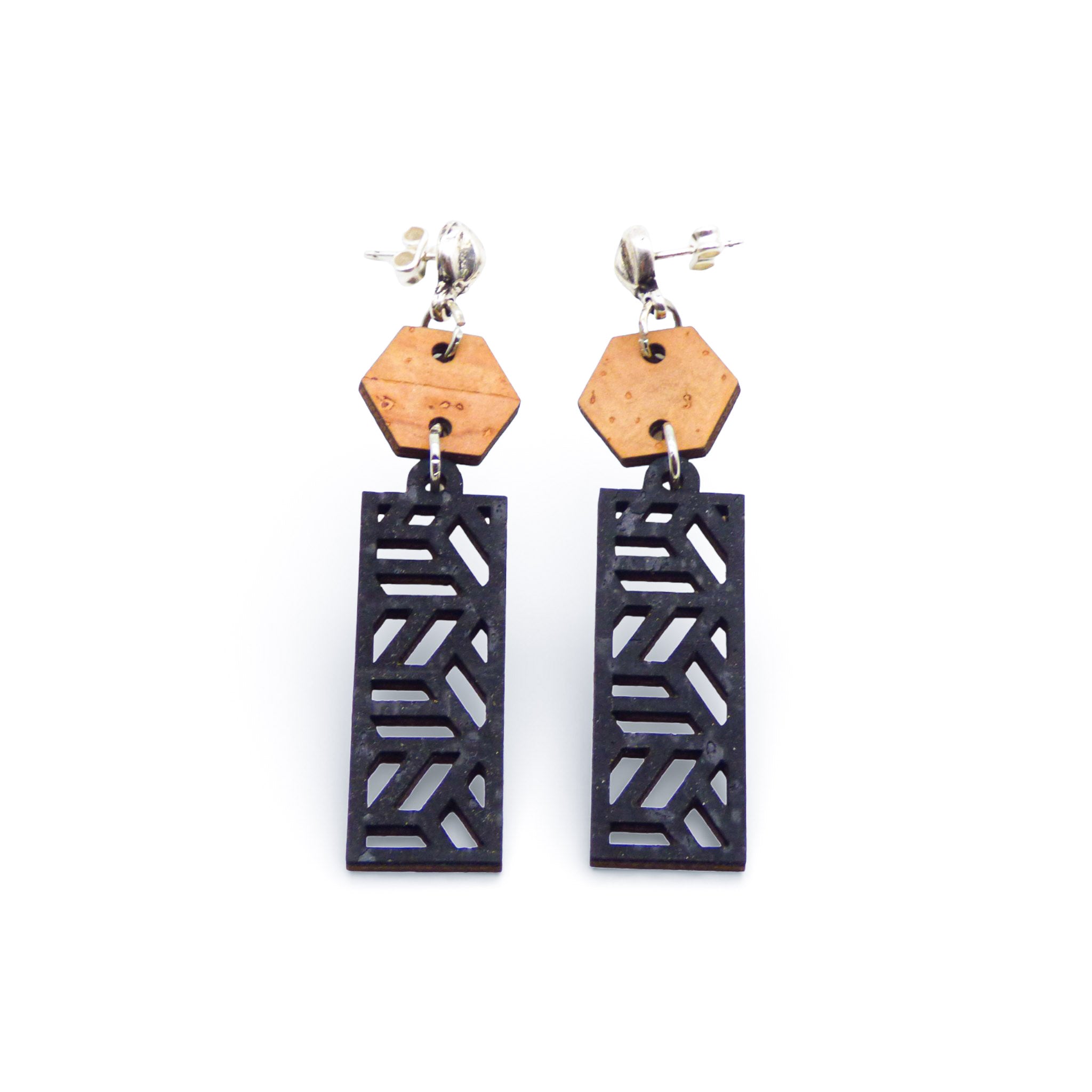 Boucles d'oreilles Sintra en liège, hexagone naturel et pendentif géométrique noir ajouré — Artipel, Portugal