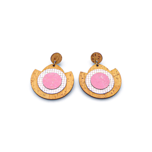 Boucles d'oreilles en liège "Geometric" d'Artipel, rondes avec des accents roses et argentés, mettant en valeur un design contemporain.