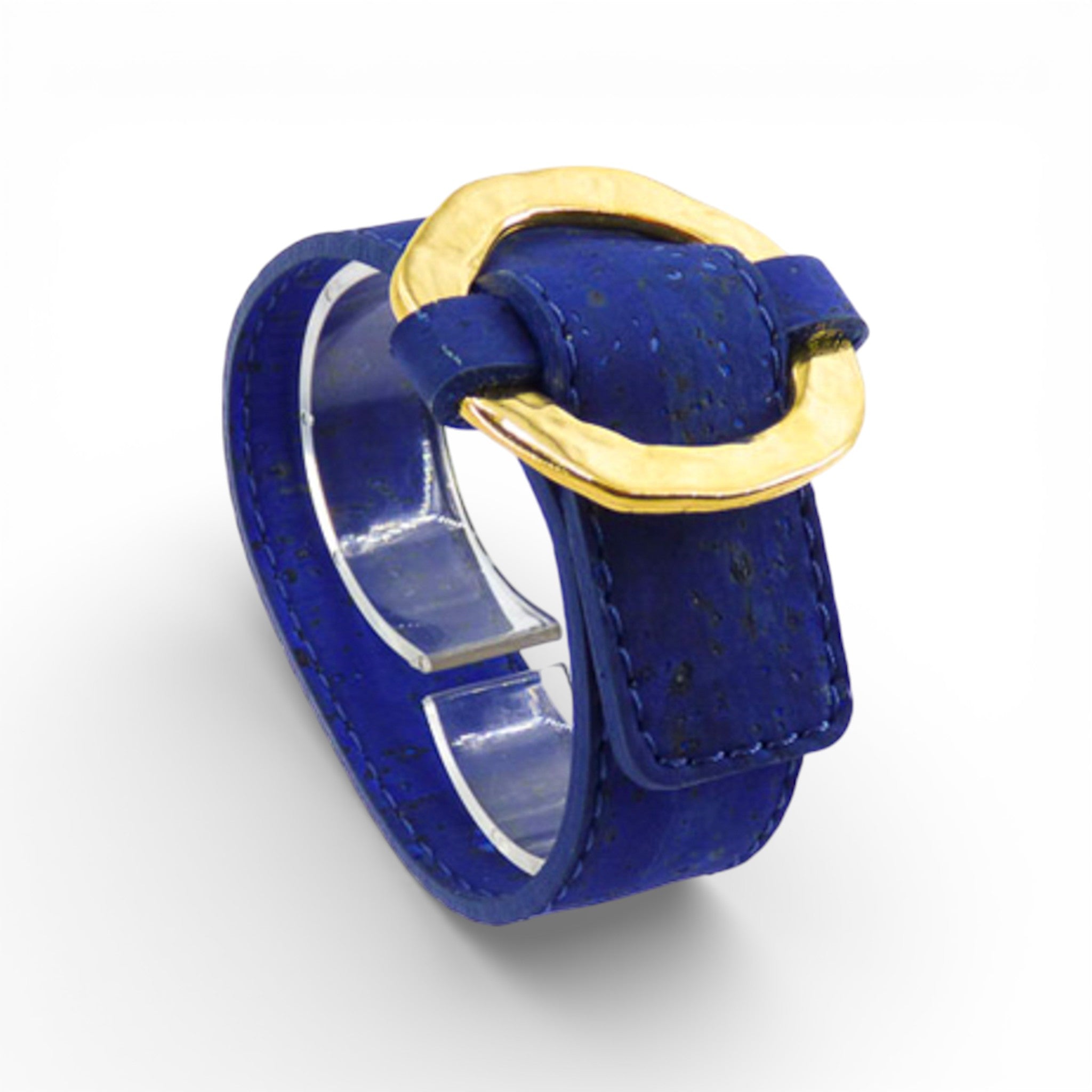 Manchette en liège bleu azur de profil — Artipel, boucle métal doré martelé, Portugal