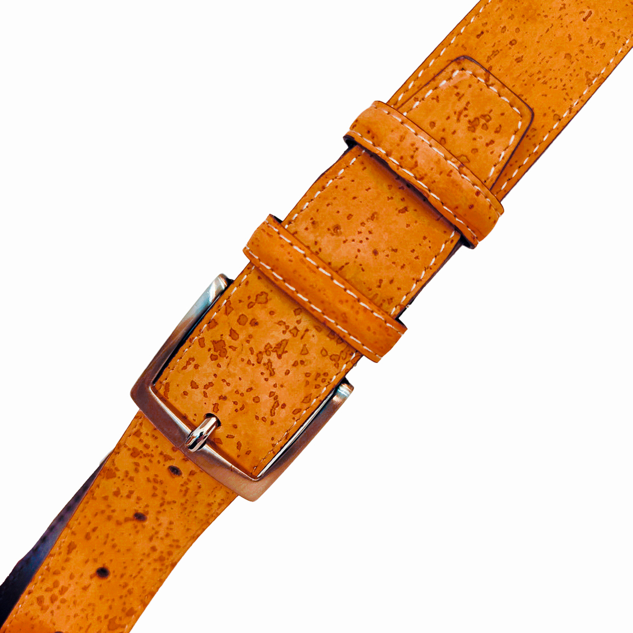 Gros plan sur la boucle argentée d'une ceinture en liège orange — TC Cortiça, passants, Portugal