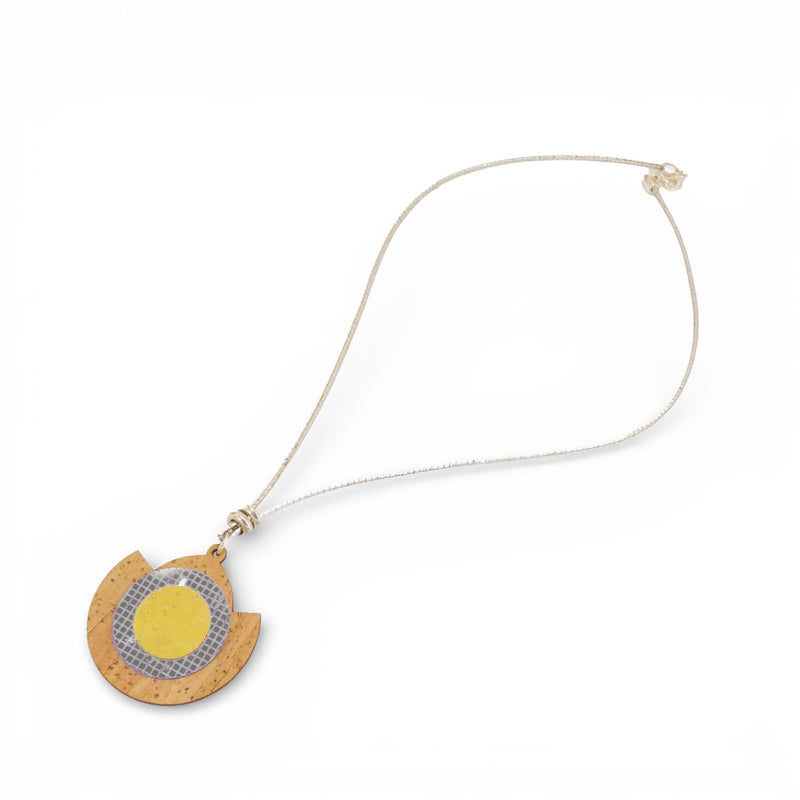 Collier pendentif disque oculus en liège naturel, grille blanche et centre jaune — Artipel, métal blanchi