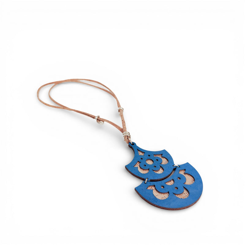 Collier Double Fleur en liège bleu ajouré, cordon perles métal — Artipel, Portugal