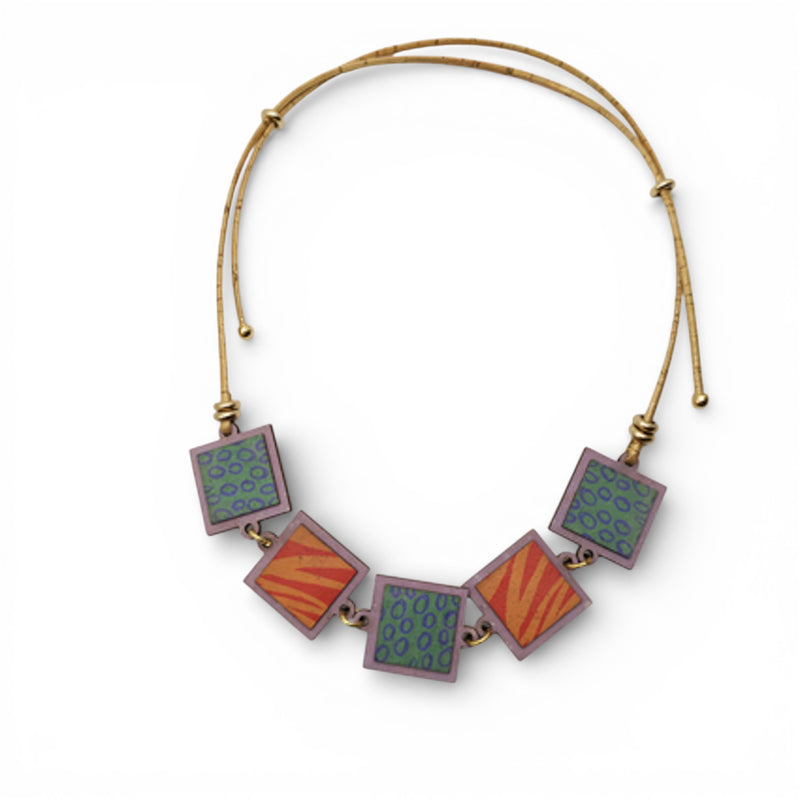 Collier Rio Do Brazil en liège, carrés à motifs verts et orange — Artipel, bords mauves, Portugal