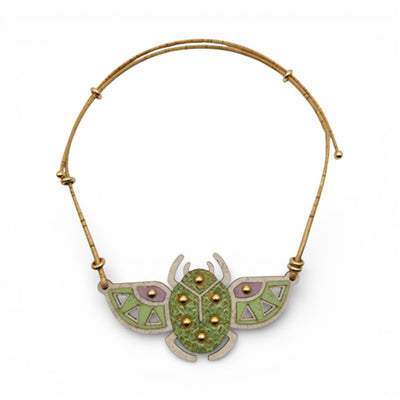Collier pendentif scarabée en liège du Portugal — bijou artisanal métal doré