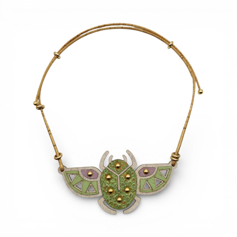 Collier scarabée en liège vert et écru — Artipel, ailes émaillées, studs dorés, Portugal