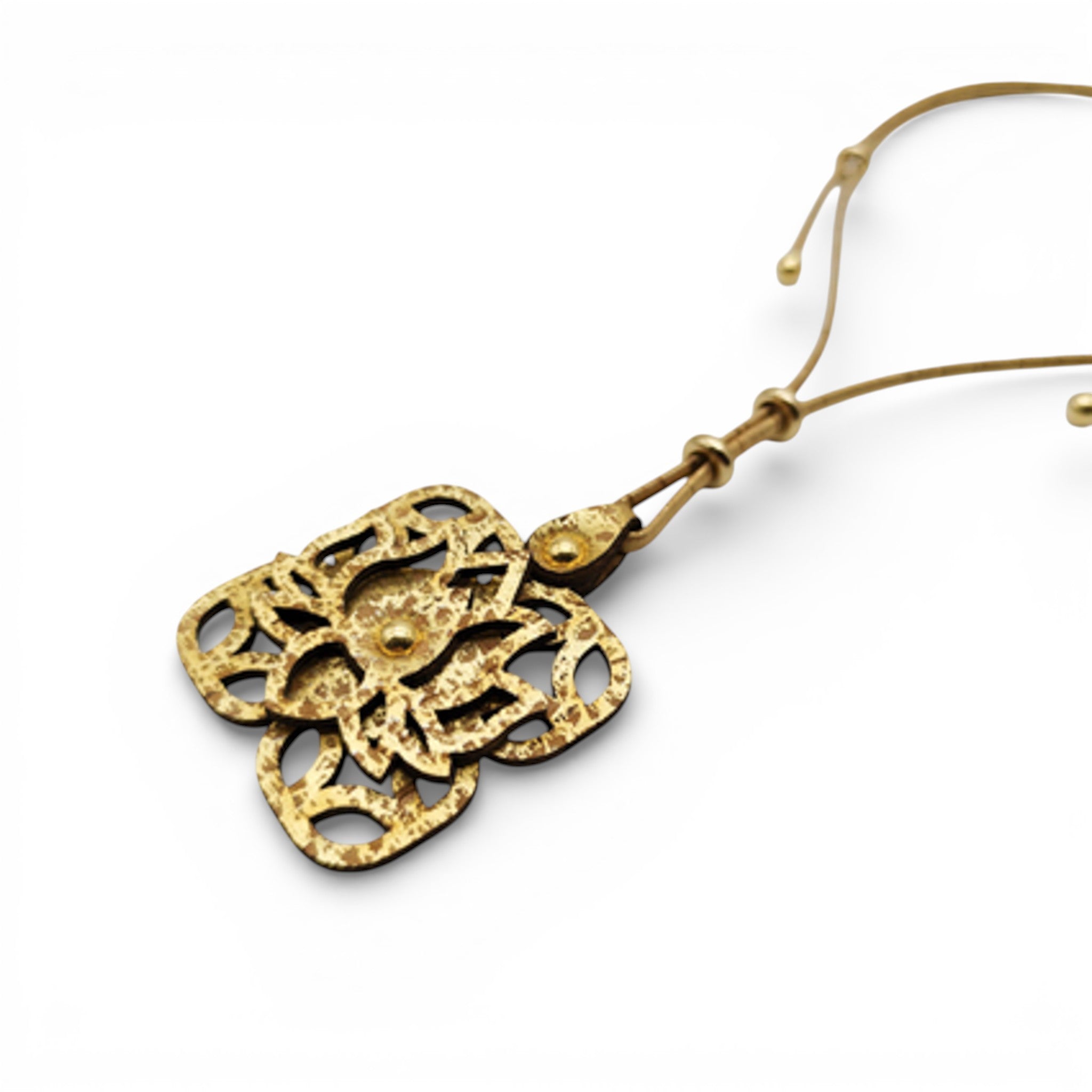 Collier en liège "Golden Lotus" d'Artipel, mettant en valeur un design élégant et naturel avec une finition dorée.