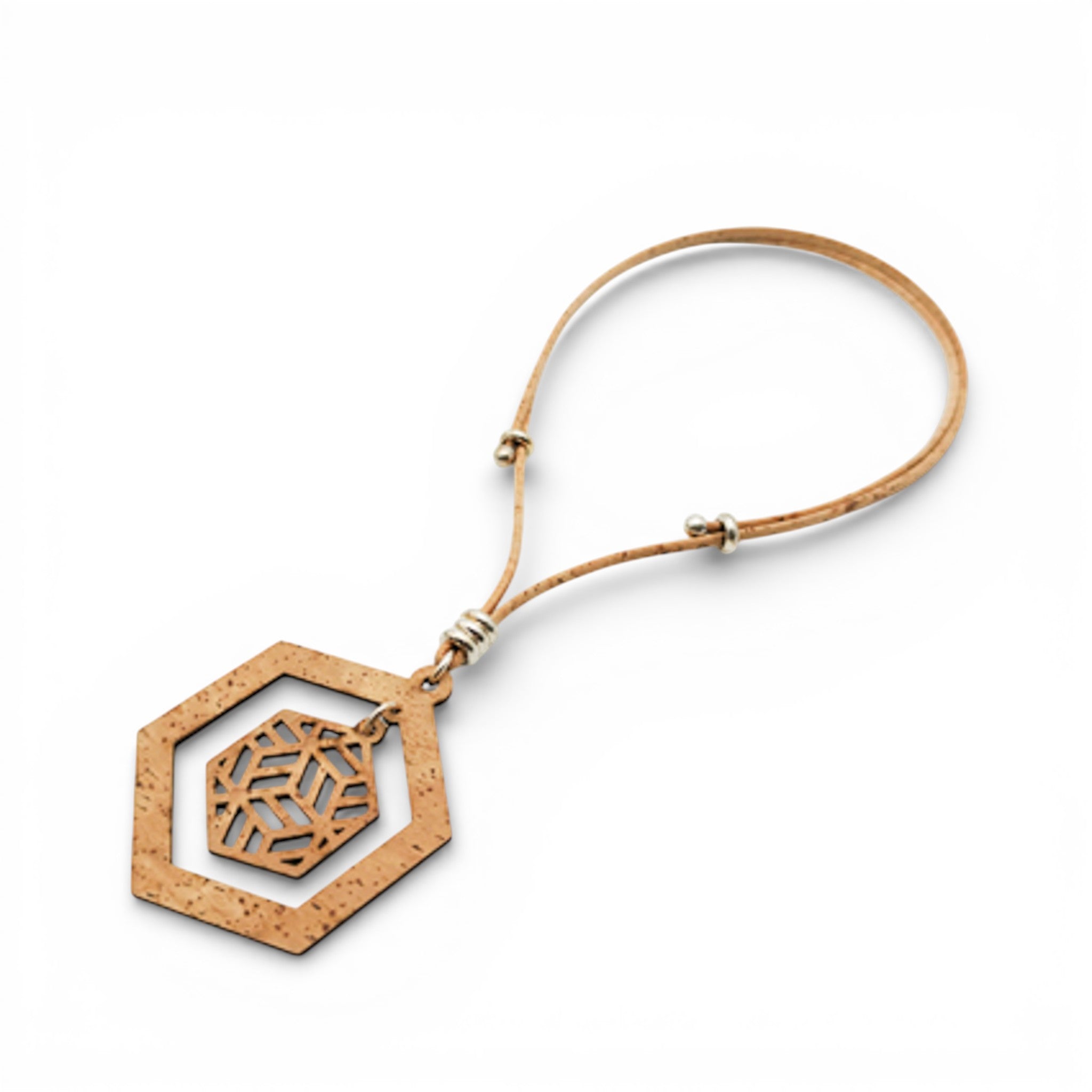 Collier en liège "Hexagone Dark" d'Artipel, affichant un design hexagonal élégant sur fond naturel.