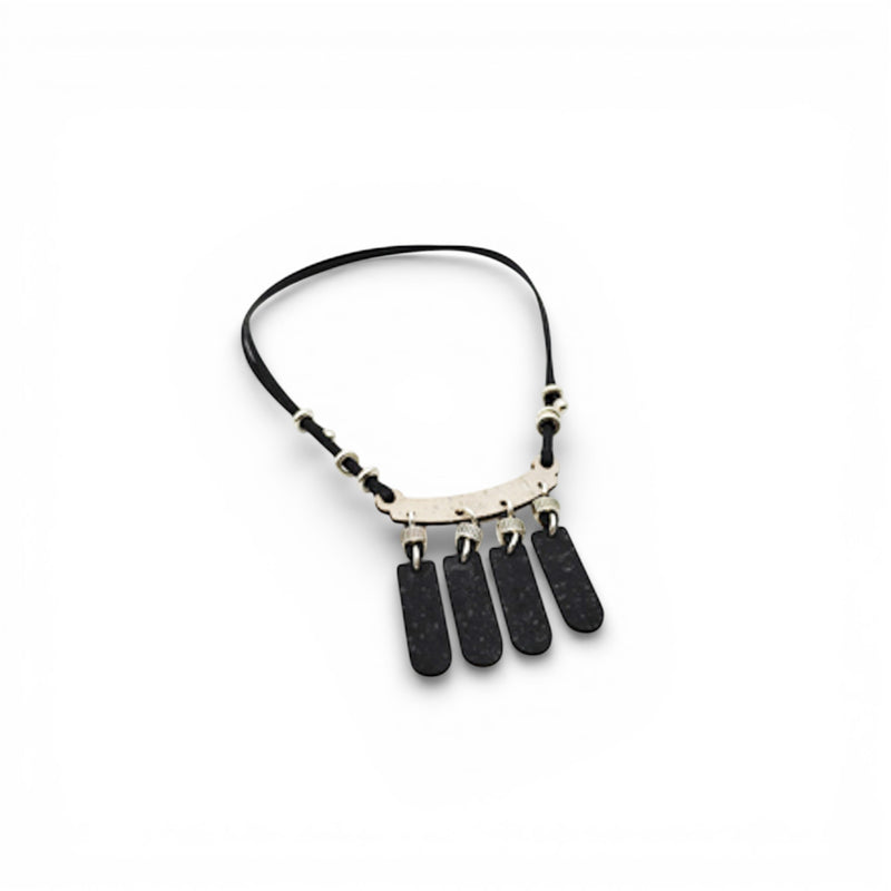 Collier Black & White, barre métal blanchi et 4 pendentifs liège noir — Artipel, Portugal