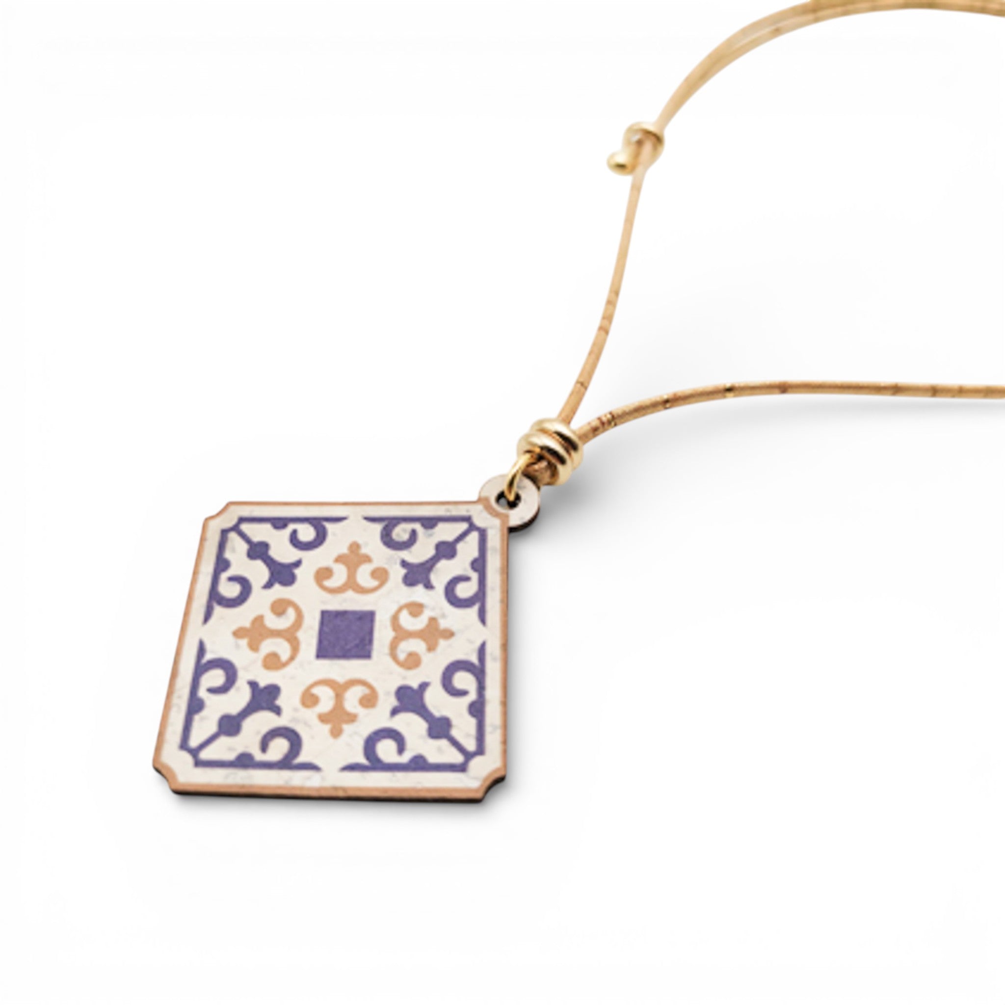 Gros plan sur le pendentif azulejo carré bleu et orange — Artipel, cordon réglable, Portugal