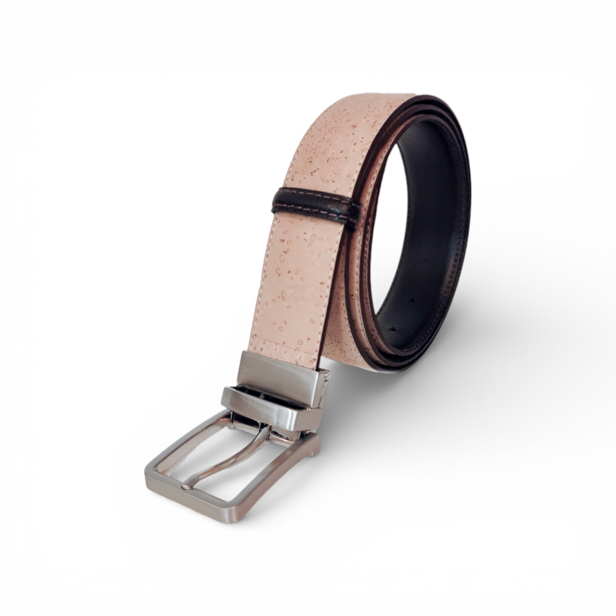 Ceinture réversible en liège de TC Cortiça, montrant le design uni et la texture naturelle du matériau.