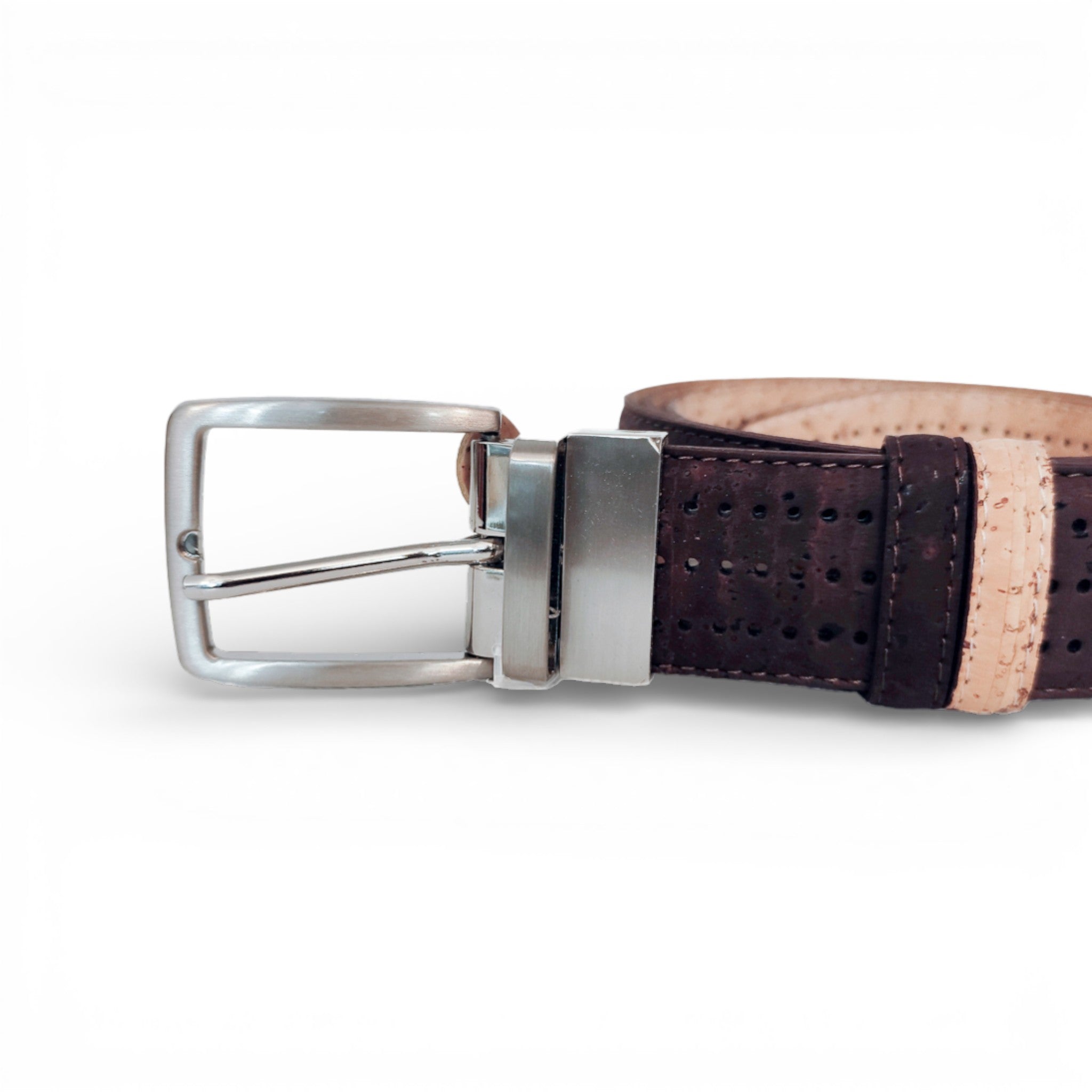 Ceinture en liège perforé brun foncé, boucle pivotante — TC Cortiça, passant naturel, Portugal