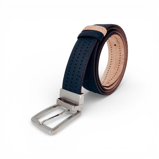 Ceinture réversible perforée en liège de TC Cortiça, montrant texture naturelle et design élégant.