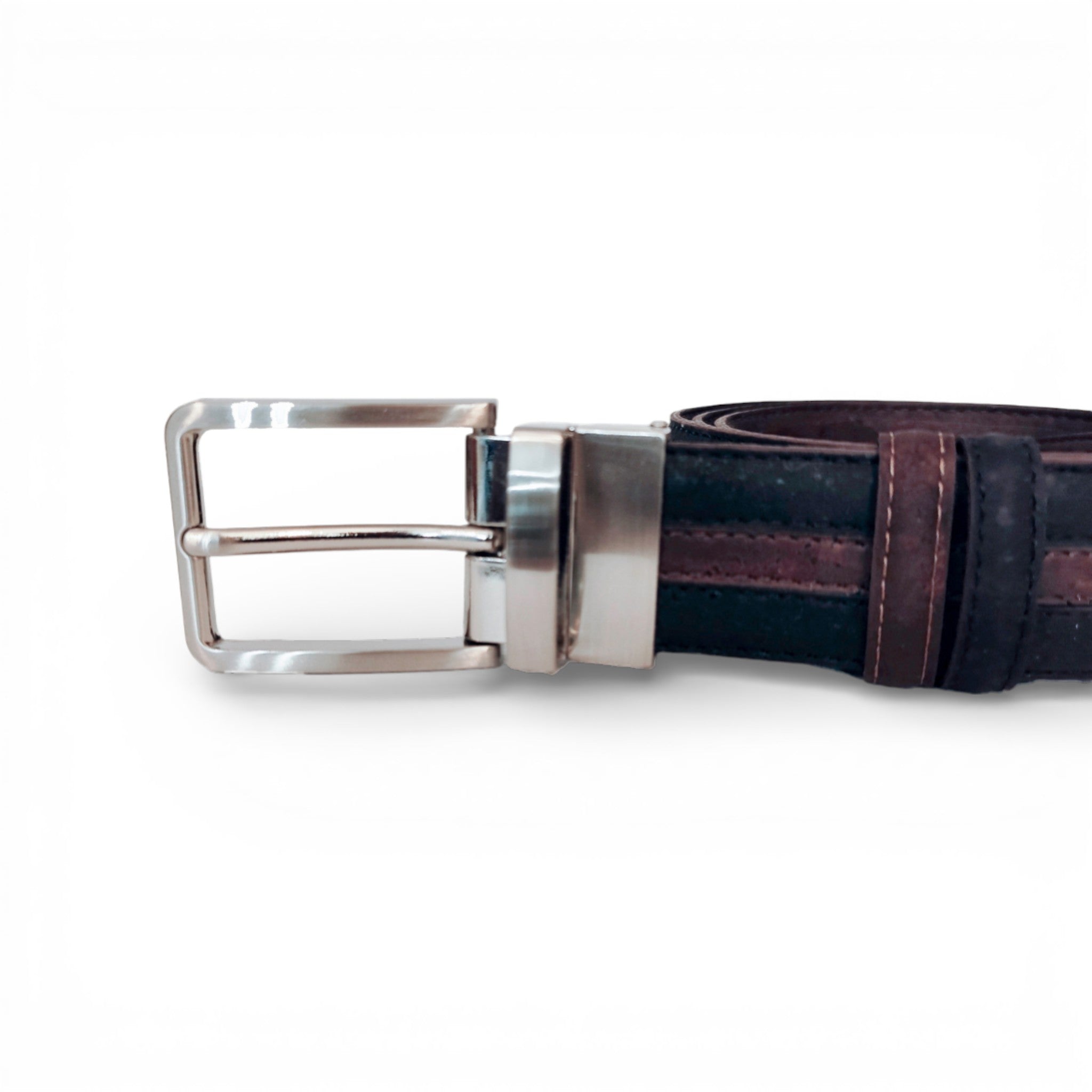 Gros plan boucle pivotante d'une ceinture liège noir liseré bordeaux — TC Cortiça, Portugal