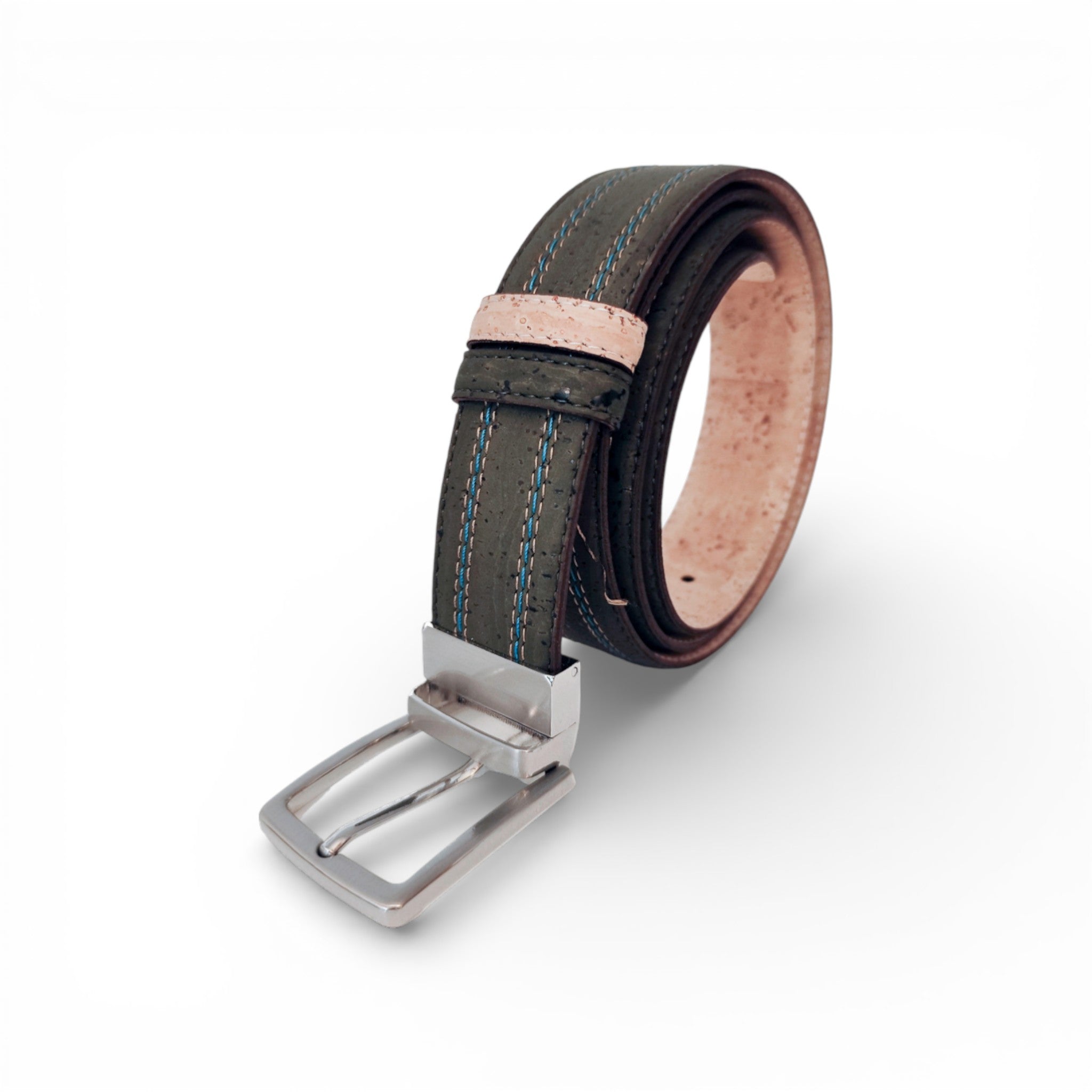 Ceinture réversible en liège kaki à surpiqûres bleu et orange enroulée — TC Cortiça, Portugal