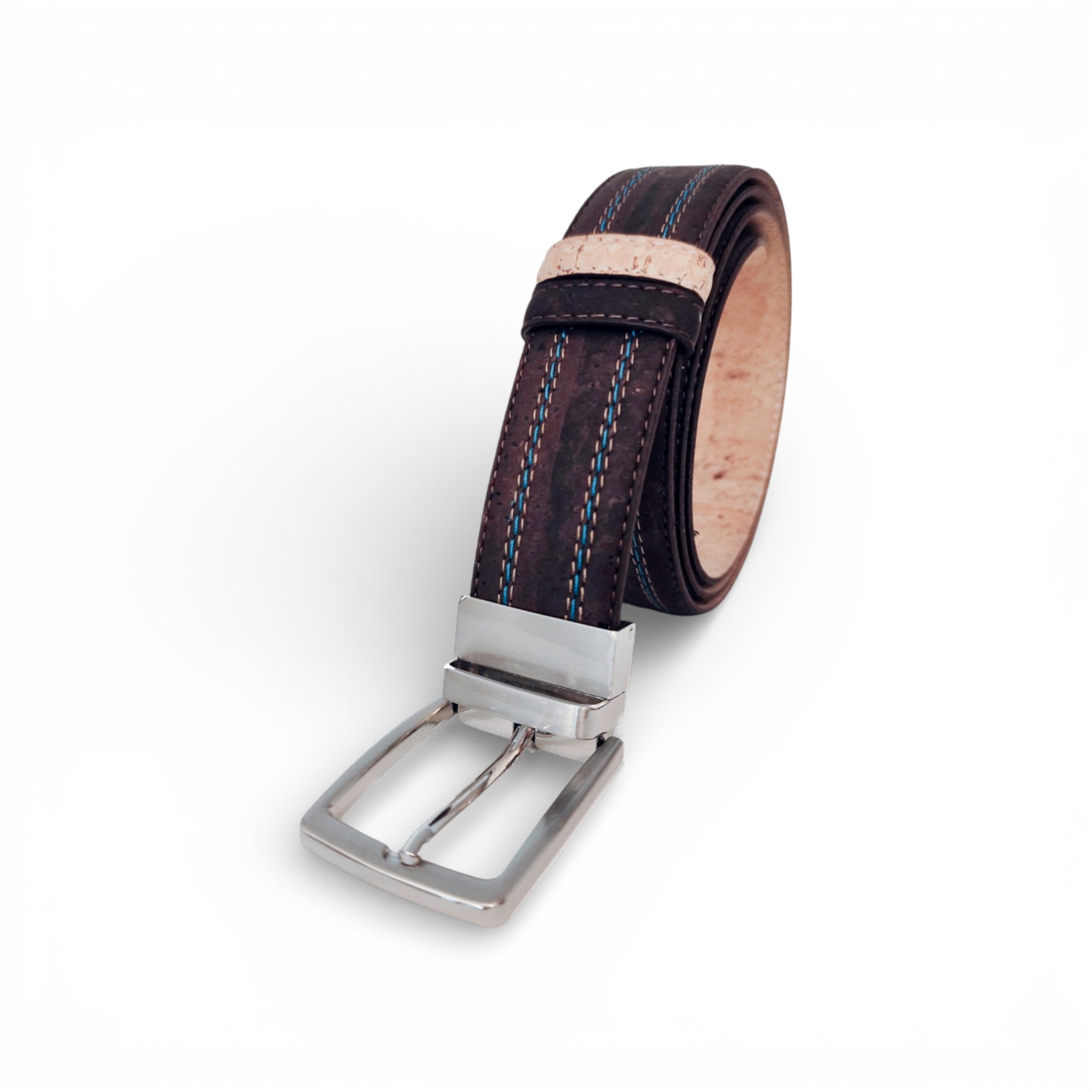 Ceinture en liège enroulée, face bordeaux et dessous naturel — TC Cortiça, double surpiqure, Portugal